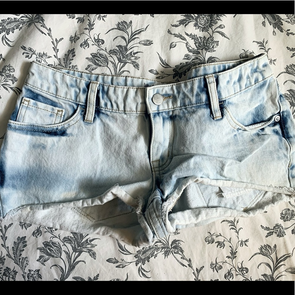 LIGHT WASH DENIM SHORTS